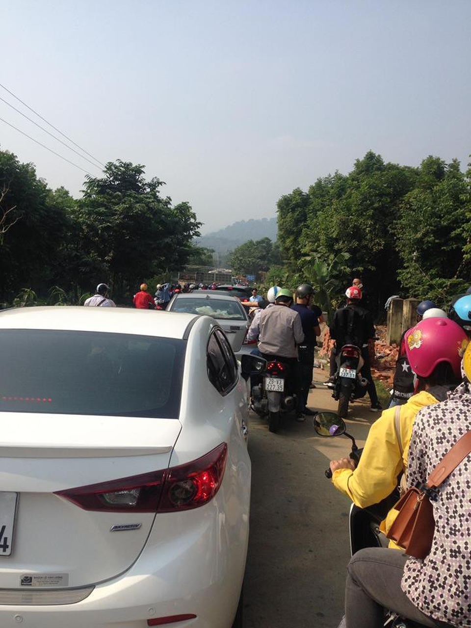 Viếc xếp hàng, chen chúc khiến nhiều người không giấu nổi cảm giác mệt mỏi. Ảnh: Facebook Hiển Hách