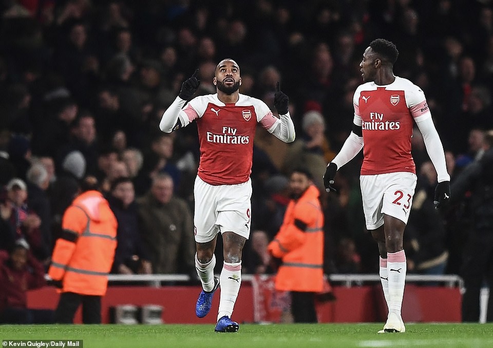 Arsenal 1-1 Liverpool: Nối dài mạch bất bại - 2
Lacazette (trái) mang về bàn gỡ cho Arsenal