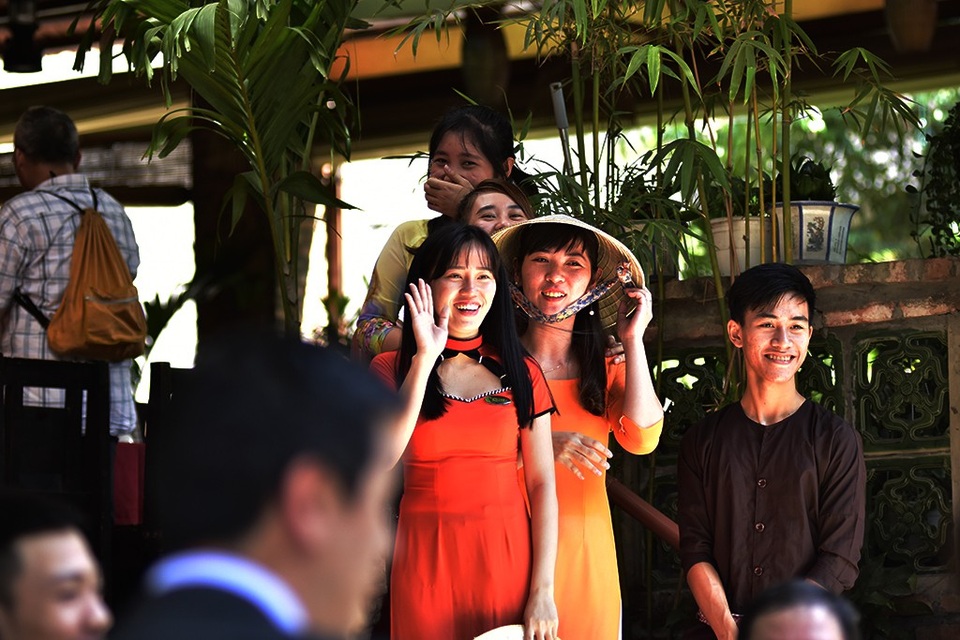 TPHCM: Thủ tướng Pháp tham dự lễ khai trương Trung tâm y tế Pháp - 6 Người dân TPHCM chào mừng đoàn Thủ tướng Pháp
