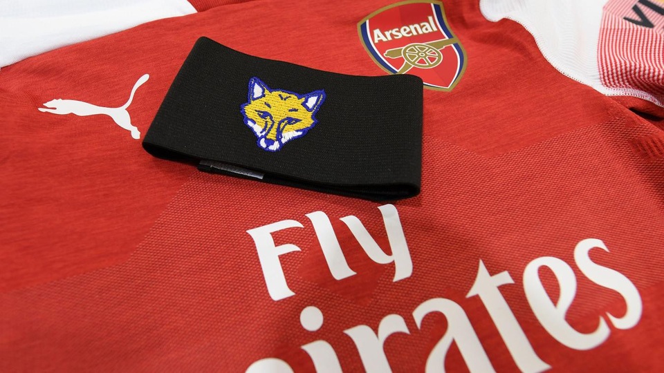 
Tấm băng đen tưởng niệm Chủ tịch Leicester City, người vừa qua đời vì tai nạn máy bay bên ngoài sân King Power vào tuần trước xuất hiện ở tất cả các trận đấu tại Premier League
