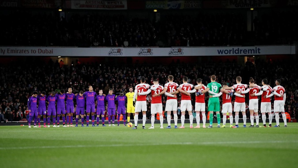 
Các cầu thủ dành một phút mặc niệm cho các nạn nhân của trong thế chiến thứ nhất cũng như các nạn nhân của vụ rơi trực thăng khiến năm người, trong đó có Chủ tịch CLB Leicester City qua đời
