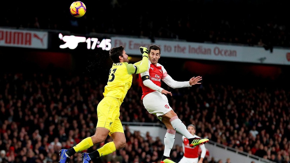 
Tình huống Mkhitaryan đánh đầu ra ngoài trong khi Alisson băng ra đấm bóng không chính xác
