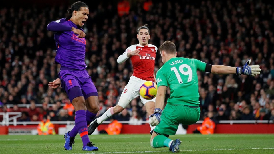 
Van Dijk bỏ lỡ cơ hội ghi bàn khi sút bóng trúng người thủ thành Leno
