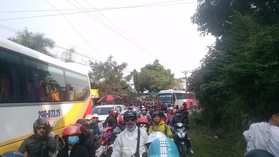 Các đoàn xe chở khách du lịch cũng chôn chân, mắc kẹt giữa biển người. Ảnh: Dương Quang Hưng