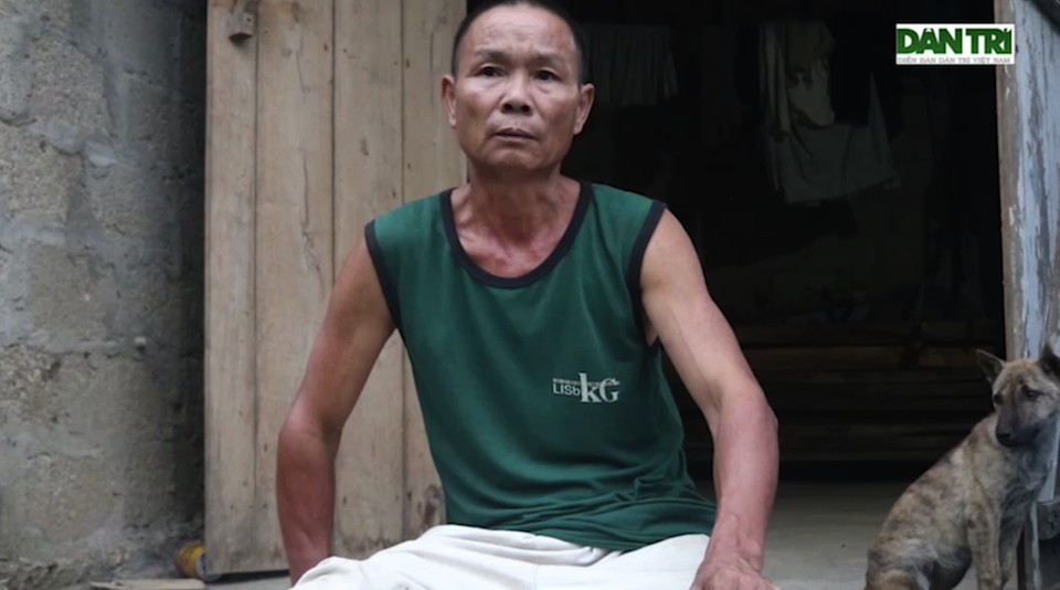 Xót thương cuộc sống khốn cùng của gia đình bị "trời đày" - 2 Anh Lâm bảo: Trời không thương, không thấu nỗi khổ còn đày gia đình tôi mãi. Sợ một ngày khi Châu yếu đi gia đình tôi sẽ ra sao....
