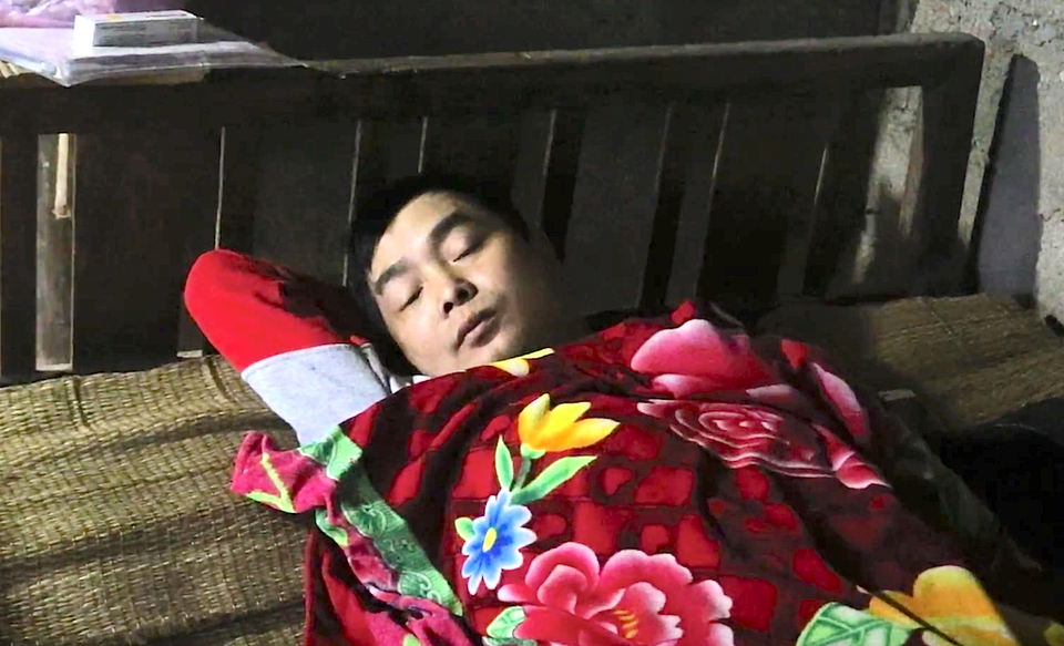Xót thương cuộc sống khốn cùng của gia đình bị "trời đày" - 6 Hết đợt thuốc bảo hiểm nên Tiến được về nhà nghỉ ngơi 5 ngày.