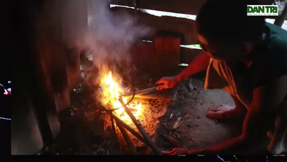 Xót thương cuộc sống khốn cùng của gia đình bị "trời đày" - 11 Hoàn cảnh gia đình chị Châu vô cùng khó khăn, thuộc diện hộ nghèo đã nhiều năm nay.