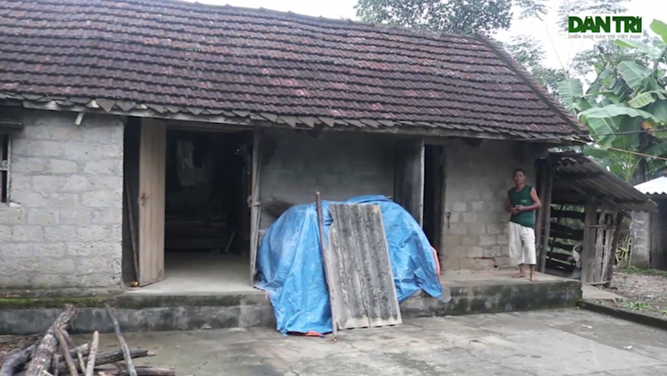 Xót thương cuộc sống khốn cùng của gia đình bị "trời đày" - 1 Gia sản lớn nhất hiện có chỉ còn mỗi căn nhà nát che mưa che nắng anh chị không dám bán, vậy mà bệnh tình của ba bố con không hề thuyên giảm.