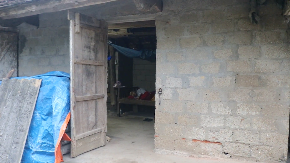 Xót thương cuộc sống khốn cùng của gia đình bị "trời đày" - 3 Tài sản trong nhà đội nón ra đi theo những lần đau ốm, bệnh tật của 3 bố con anh. Số tiền nợ đã lên tới con số hơn 200 triệu đồng nhưng chưa dừng lại.