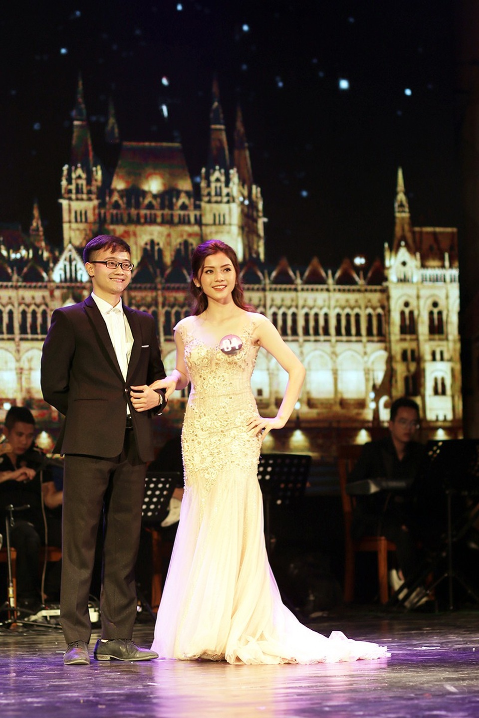 Lộ diện tân Hoa khôi Đại học Dược Hà Nội 2018 - 4 Kết hợp ăn ý với bạn diễn trong phần thi trang phục dạ hội