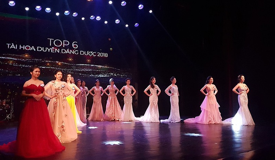 Lộ diện tân Hoa khôi Đại học Dược Hà Nội 2018 - 6 Toàn cảnh sân khấu tỏa sáng của 15 thí sinh xuất sắc nhất cuộc thi Tài hoa Duyên dáng Dược 2018