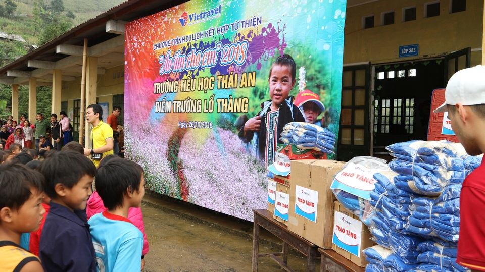 Trải nghiệm hành trình du lịch kết hợp từ thiện “Áo ấm cho em” - 4 Những tấm áo ấm được phát tặng các em học sinh trường Lố Thàng