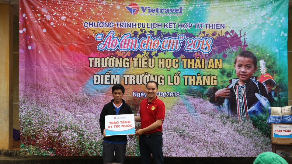 Trải nghiệm hành trình du lịch kết hợp từ thiện “Áo ấm cho em” - 3 Đại diện Vietravel Hà Nội trao quà