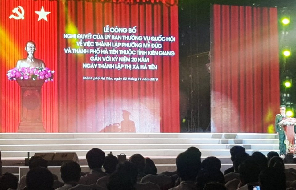 Kiên Giang có thêm một thành phố biển mang tên Hà Tiên - 1 Lễ công bố thị xã Hà Tiên lên thành phố Hà Tiên trực thuộc tỉnh Kiên Giang diễn ra vào đúng sự kiện kỉ niệm 20 năm thành lập thị xã Hà Tiên