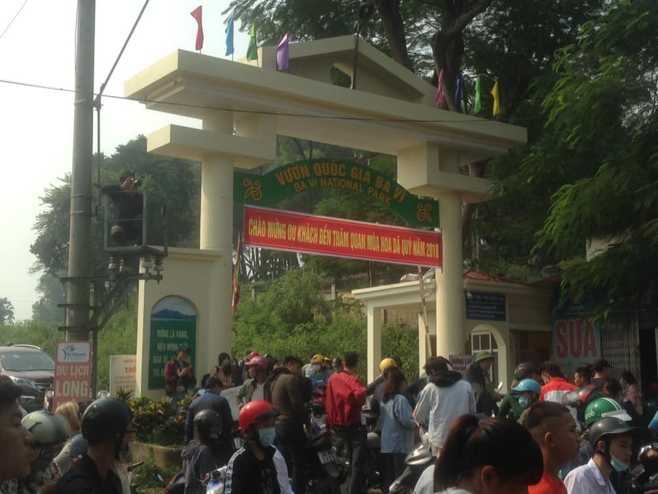 Cổng Vườn Quốc gia Ba Vì kẹt cứng người. Đây là ngày lượng người đổ về đây đông nhất kể từ đầu mùa hoa dã quỳ. Ảnh: Facebook Lê Quang