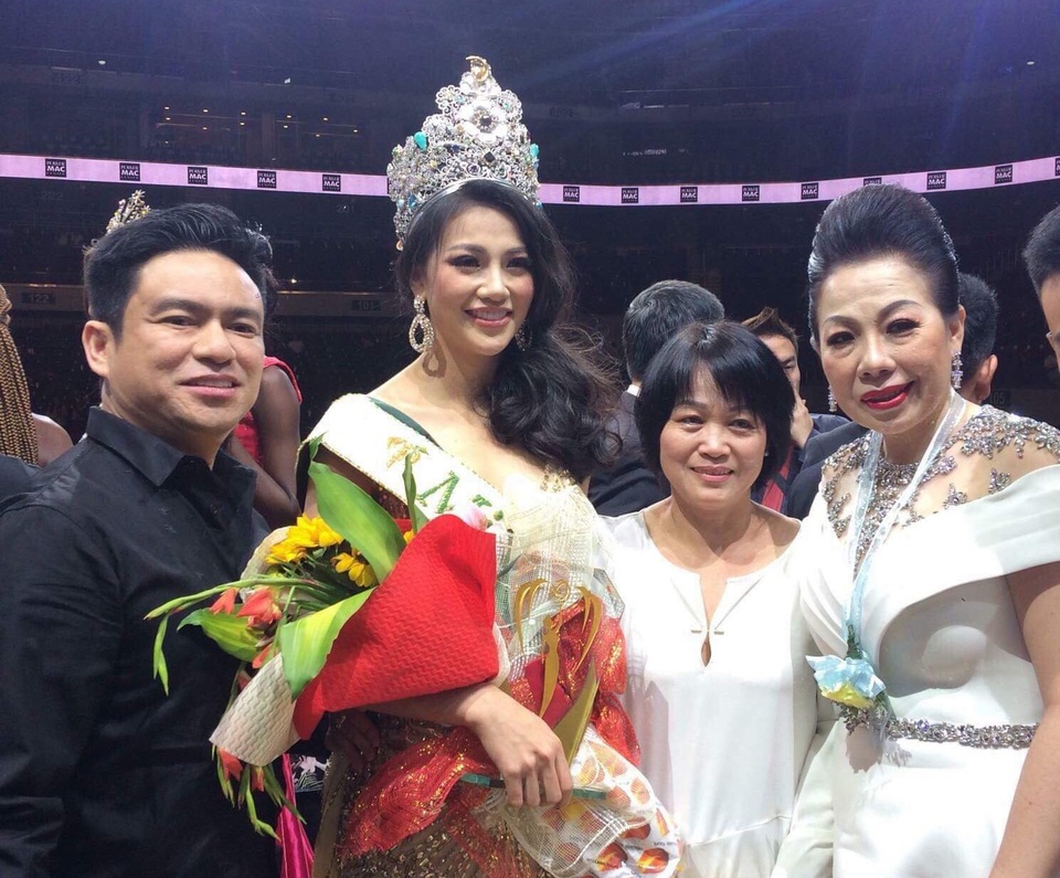 Giám khảo Hoa hậu Trái đất - Linh San chia sẻ khoảnh khắc Phương Khánh đăng quang - 1 NTK Linh San (ngoài cùng bên phải), là giám khảo người Việt Nam tại cuộc thi Hoa hậu Trái đất 2018