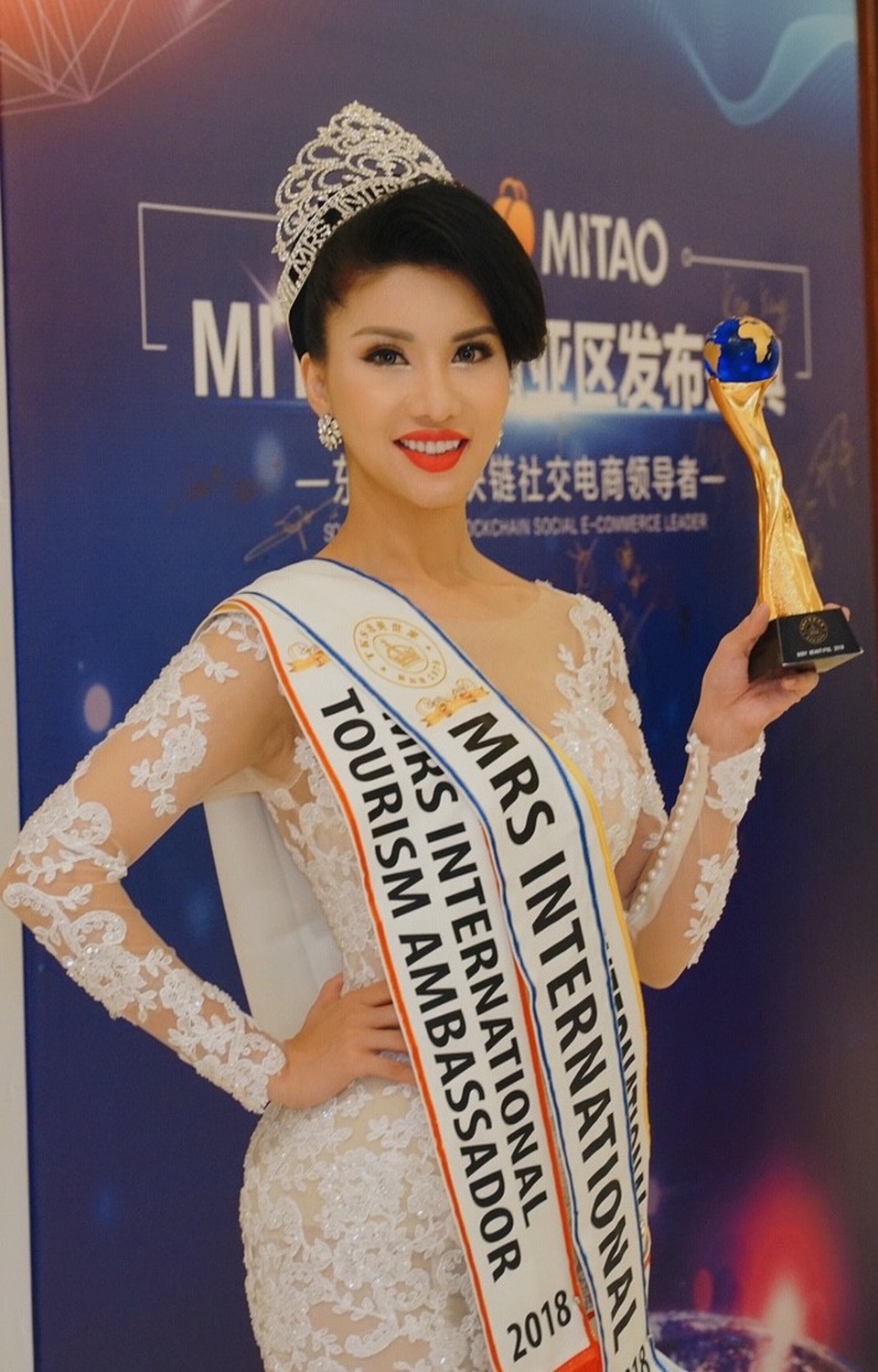 Loan Vương đăng quang Hoa hậu Quý bà Quốc tế 2018 - 6 Loan Vương sau giây phút đăng quang.