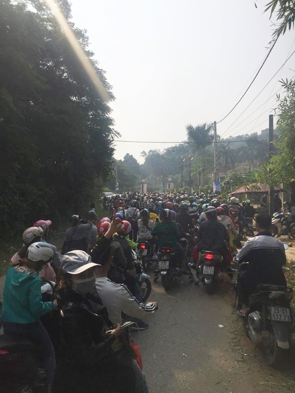 Tại các lối đi dẫn vào Vườn Quốc Gia Ba Vì, hàng đoàn xe nối đuôi nhau, nhích từng chút một. Ảnh: Facebook Nguyen Hai Bao Long