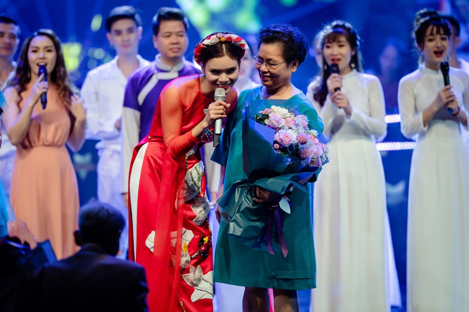 Phạm Phương Thảo cúi mình cảm ơn đạo diễn Huyền Lâm - vợ của cố nhạc sĩ An Thuyên ở phần cuối chương trình.