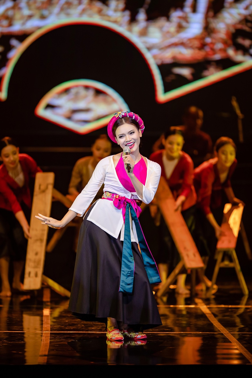 Một Phạm Phương Thảo sắc như dao cau, mềm như lụa đã khiến người xem đi từ bất ngờ này đến bất ngờ khác.