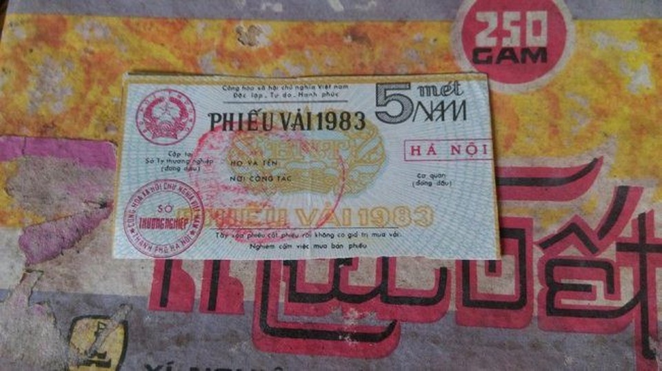 Xem loạt ảnh này mà rưng rưng nhớ thời bao cấp - 16 Phiếu được sử dụng để mua vải năm 1983.