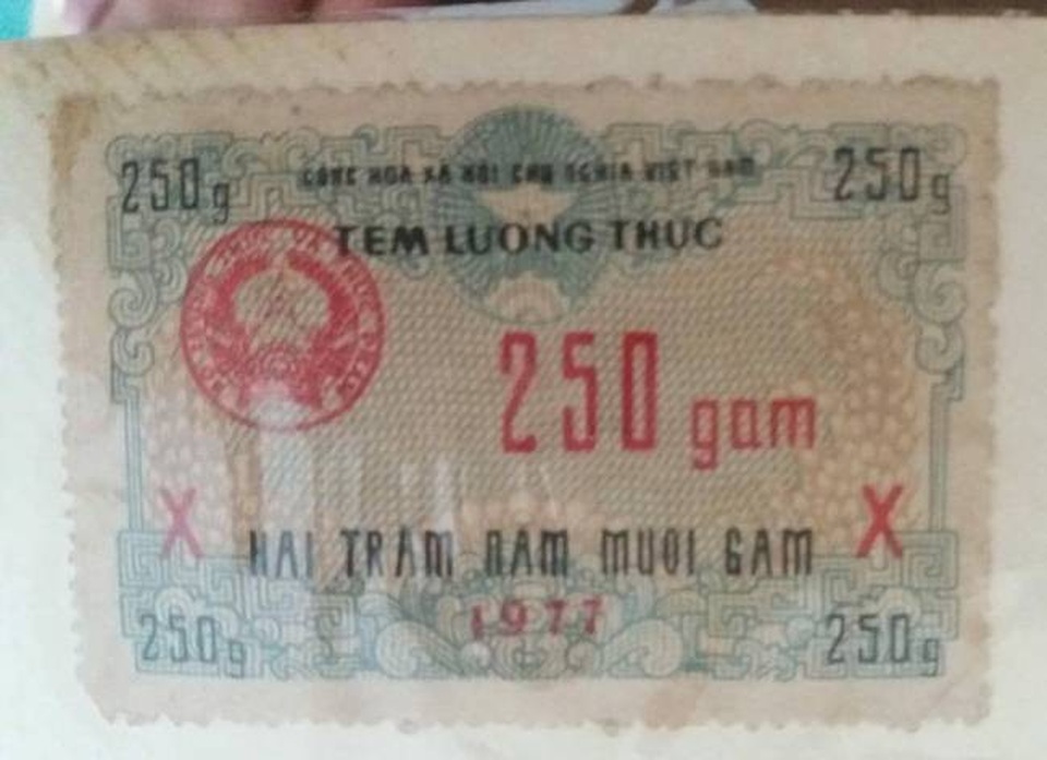 Xem loạt ảnh này mà rưng rưng nhớ thời bao cấp - 17 Mẫu tem mua lương thực tương đương với khối lượng thực phẩm là 250 gam.