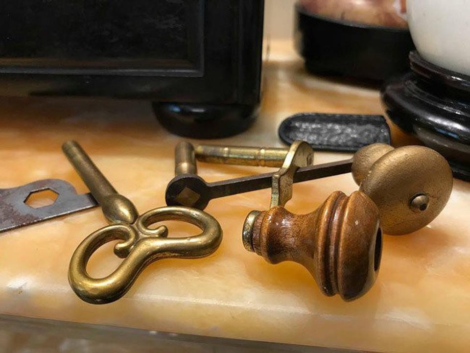 Sự thật về những chiếc đồng hồ có giá bằng ô tô hạng sang - 17
Đây là những chiếc chìa để lên dây cót. Chúng cũng được làm từ vàng.