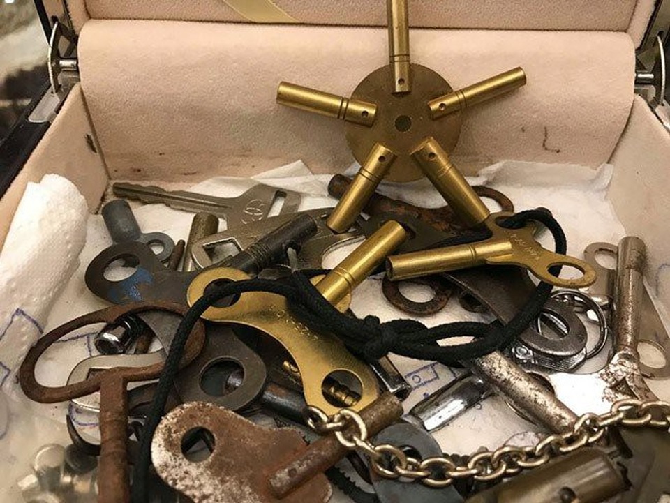 Sự thật về những chiếc đồng hồ có giá bằng ô tô hạng sang - 18
Mỗi chiếc đồng hồ đều có một chìa khóa lên dây cót riêng. Vì vậy, chủ bộ sưu tập cũng cần ghi nhớ chìa khóa nào dành cho chiếc đồng hồ nào để bớt thời gian lên dây cót cho chúng.
