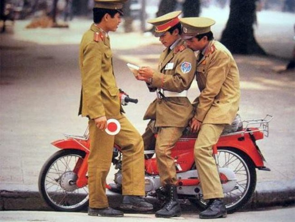 Xem loạt ảnh này mà rưng rưng nhớ thời bao cấp - 3 Các anh cảnh sát giao thông và phương tiện làm nhiệm vụ thời bao cấp: Chiếc xe cup đỏ. Đây là phương tiện giao thông khá xa xỉ lúc bấy giờ.