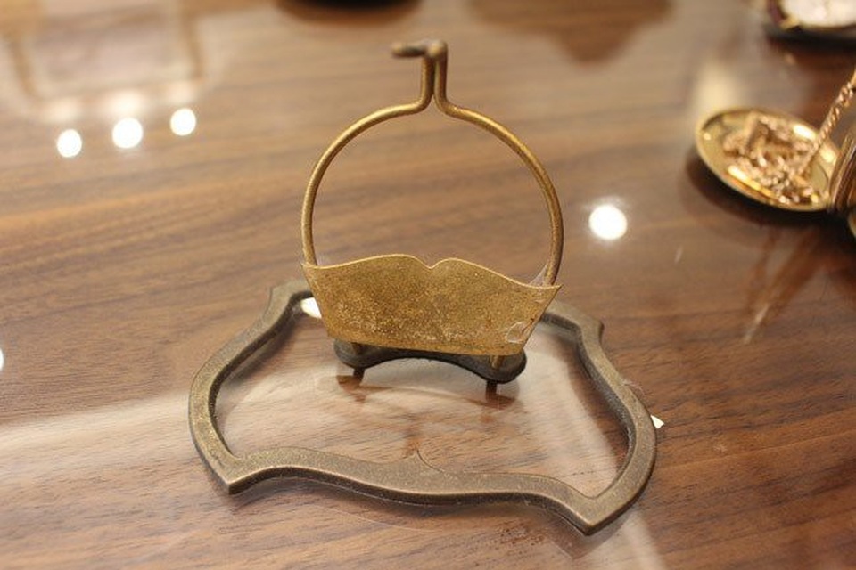 Sự thật về những chiếc đồng hồ có giá bằng ô tô hạng sang - 4
Chiếc giá treo đồng hồ cũng được làm từ chất liệu vàng.