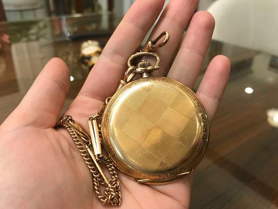 Sự thật về những chiếc đồng hồ có giá bằng ô tô hạng sang - 6
Chiếc đồng hồ này có hai mặt trước và sau, muốn xem giờ phải mở nắp ra mới xem được.