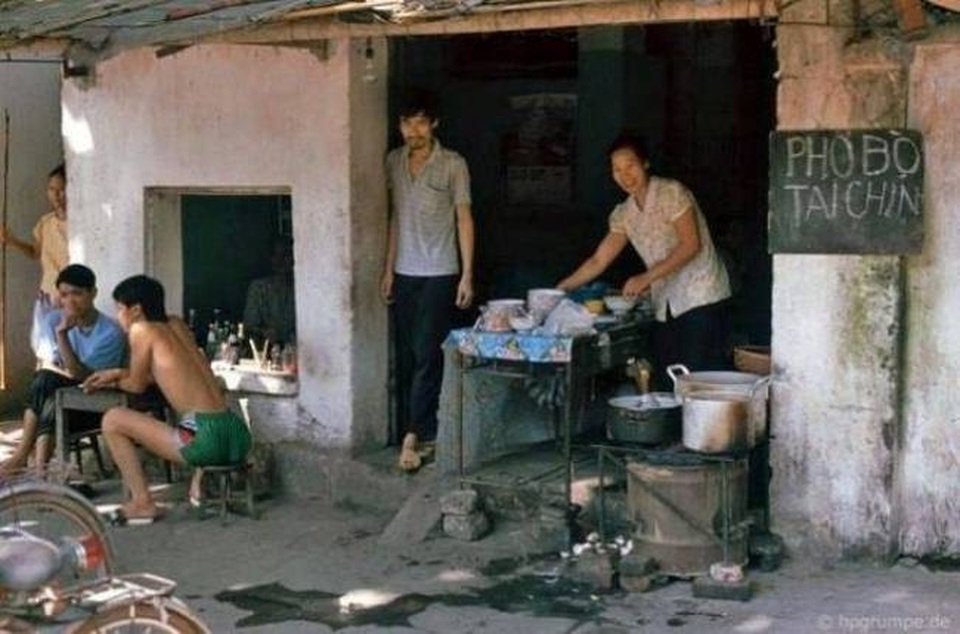 Xem loạt ảnh này mà rưng rưng nhớ thời bao cấp - 7 Những quán phở bò huyền thoại mà chỉ thế hệ 7X, 8X mới may mắn được cha mẹ dắt đi ăn.