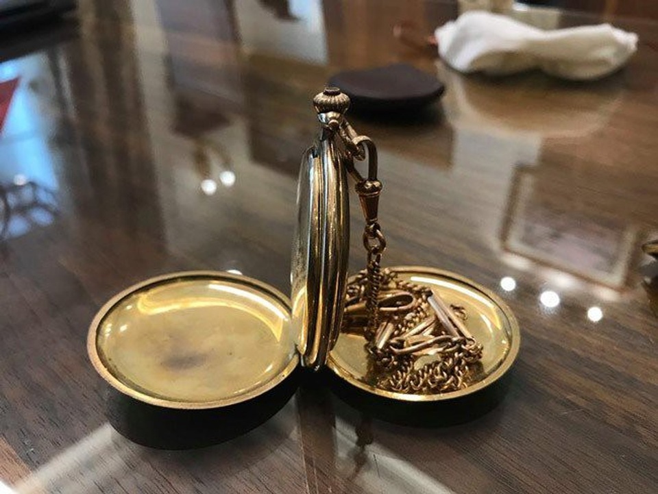 Sự thật về những chiếc đồng hồ có giá bằng ô tô hạng sang - 8
Cận cảnh chiếc đồng hồ khi mở cả hai nắp.