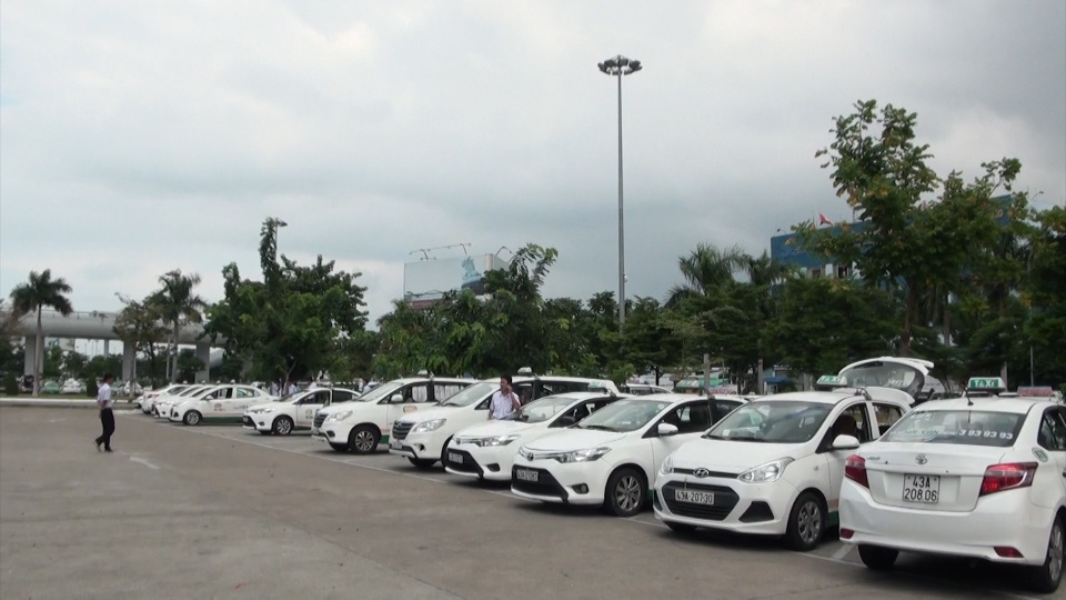 
Các tài xế taxi cho rằng do Grab, xe dù hoạt động chui chiếm khách, nên dù đã đăng ký và đóng phí bãi đỗ chờ đón khách, các taxi đón được rất ít khách, ảnh hưởng quyền lợi của taxi
