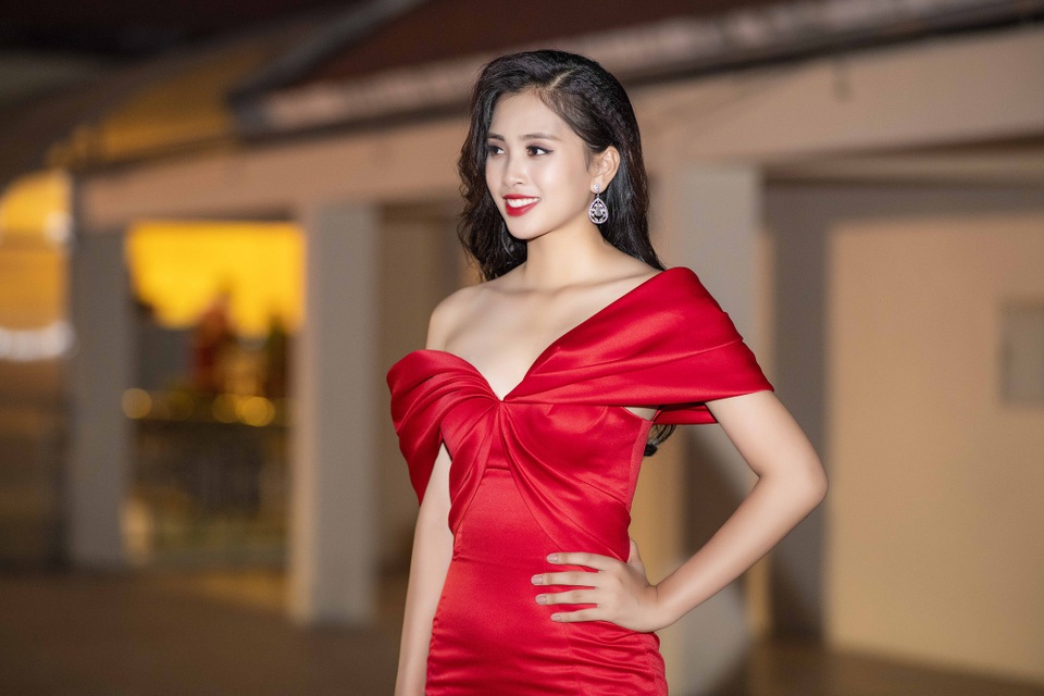 
Hoa hậu Tiểu Vy rạng rỡ ở đêm Gala
