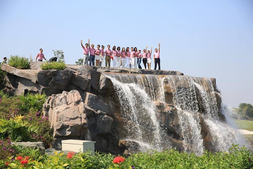 
Những người đẹp chụp ảnh trên thác. Đây là nơi có hố gôn thứ 19, hố gôn đặc biệt để gây quỹ từ thiện
