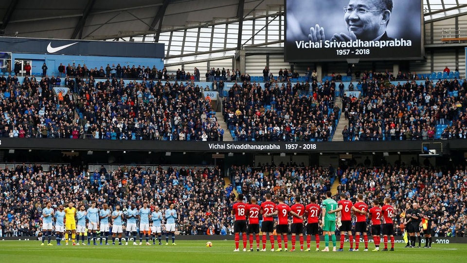 Man City 6-1 Southampton: Cuộc dạo chơi của nhà ĐKVĐ - 7
Các cầu thủ hai đội dành một phút tưởng niệm cho Chủ tịch Leicester City trước khi trận đấu bắt đầu