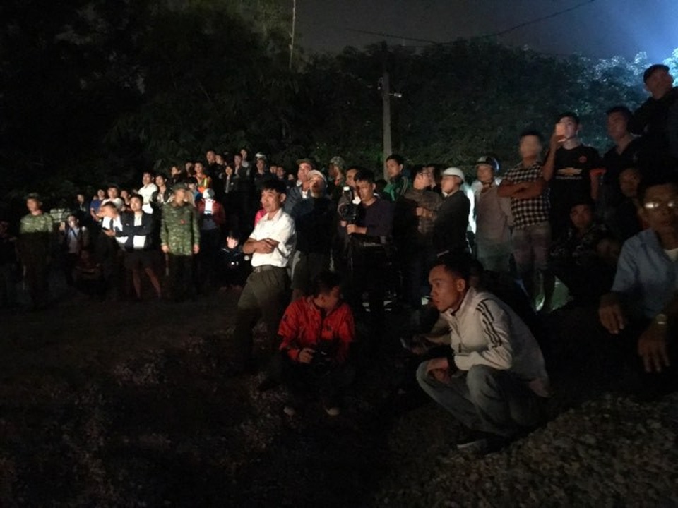 Trục vớt ô tô rơi khỏi cầu Chương Dương: Trong xe có 2 thi thể - 9 Trục vớt ô tô rơi khỏi cầu Chương Dương: Trong xe có 2 thi thể - 9
