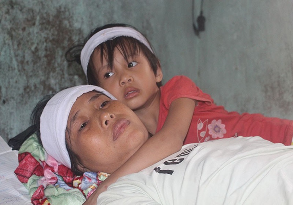 "Bố chết rồi, xin mẹ cũng đừng bỏ chúng con mà đi !" - 6 Đã đến tuổi tới trường nhưng vì hoàn cảnh quá éo le nên chị Phương đành chấp nhận để con ở nhà. Hàng ngày bé Mỹ Quỳnh chỉ biết ngồi chơi ở góc nhà và thỉnh thoảng lại ôm chặt lấy mẹ.