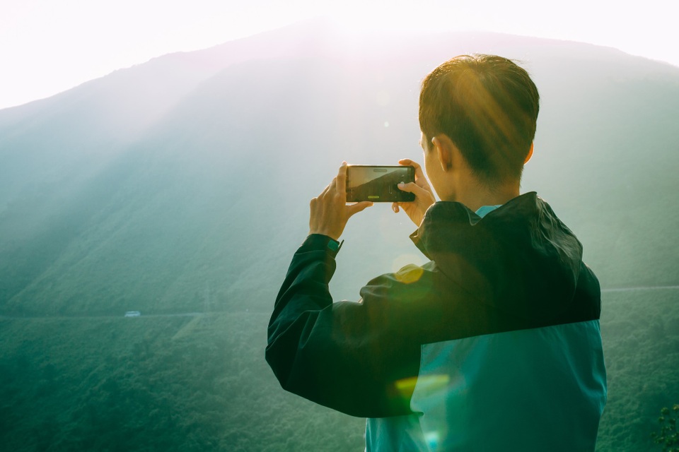 Chọn camera trên smartphone đáp ứng 3 nhu cầu “tiện - hợp - thông minh” - 1
Với những bức ảnh chụp chính diện mặt trời, trước đây người dùng chỉ có thể sử dụng máy ảnh DSLR với những thủ thuật canh chỉnh phức tạp