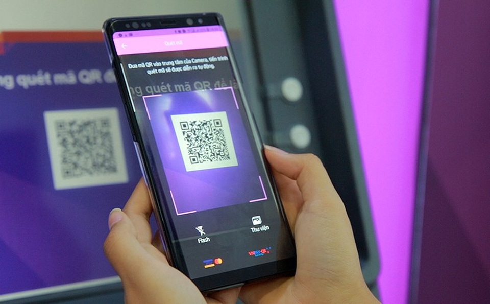 TPBank là ngân hàng đầu tiên cho phép rút tiền bằng QR Code trên cả ATM và Livebank - 1
Rút tiền bằng QR Code trên máy ATM an toàn hơn, tiện ích hơn