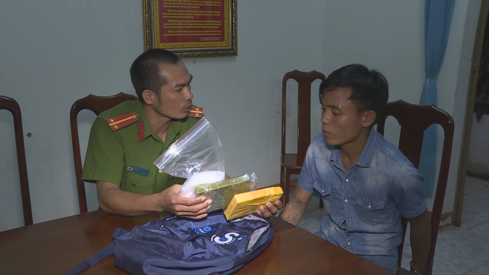 Bắt đối tượng nhận mang 2 bánh heroin từ Bình Dương về Đắk Lắk tiêu thụ - 1 Đối tượng Minh bị bắt giữ cùng tang vật (ảnh CQĐT)