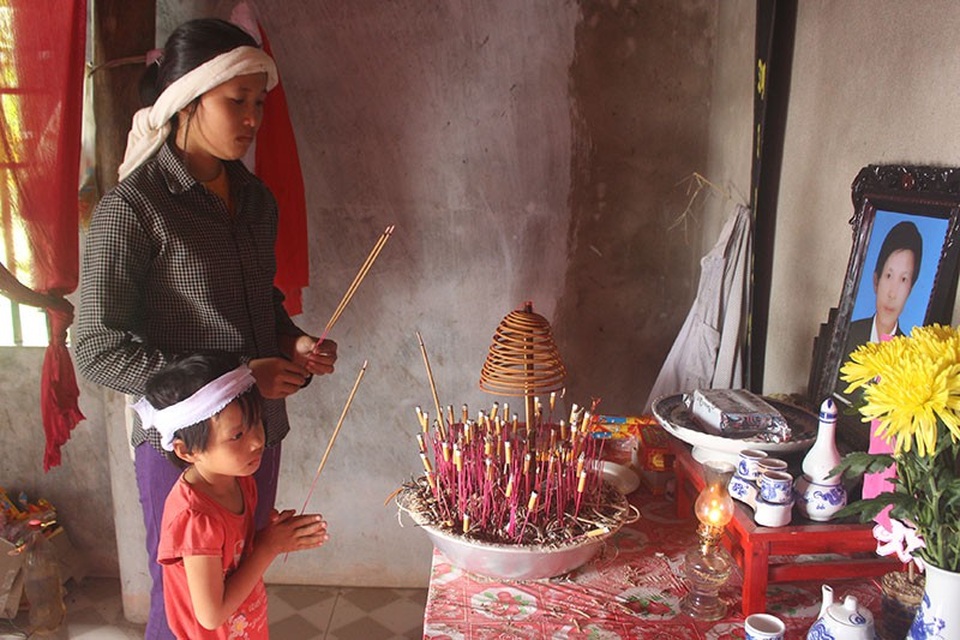 "Bố chết rồi, xin mẹ cũng đừng bỏ chúng con mà đi !" - 2 Mỗi ngày trôi qua 2 chị em Quyền cầu mong bố nơi trời cao phù hộ cho mẹ vượt qua bạo bệnh, để các em không phải bơ vơ giữa dòng đời.