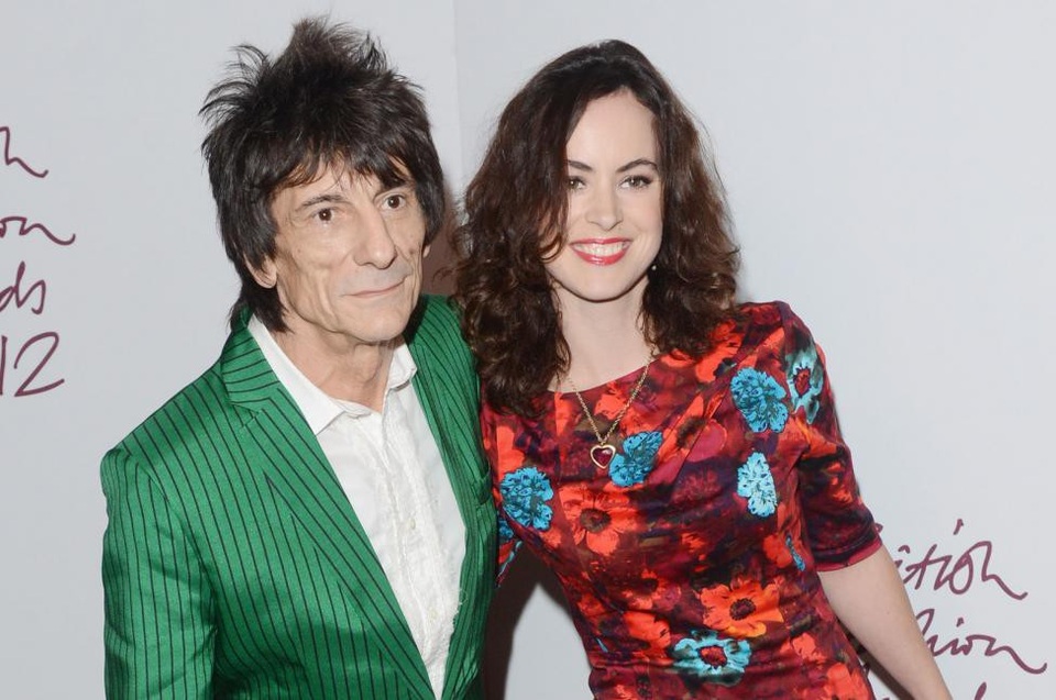 
Ronnie Wood tâm sự, ông thấy mình may mắn khi có vợ trẻ, con ngoan. Giai doạnđiều trị ung thư phổi, vợ của Ronnie đã chăm sóc chồng chu đáo mỗi ngày
