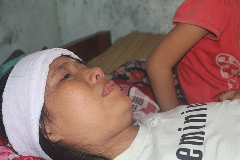 "Bố chết rồi, xin mẹ cũng đừng bỏ chúng con mà đi !" - 7 Thương con bao đêm chị Phương chỉ biết rơi nước mắt trong bất lực vô vọng.