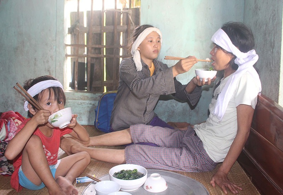 "Bố chết rồi, xin mẹ cũng đừng bỏ chúng con mà đi !" - 9 Động viên mẹ ăn từng thìa cơm với hy vọng một ngày mẹ sẽ khỏe lại