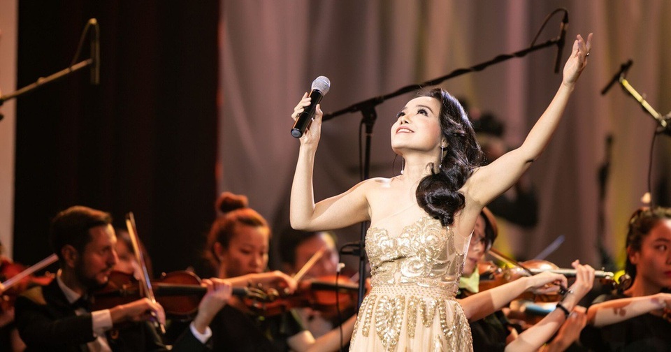 Lan Anh gây bất ngờ hát bolero cùng dàn nhạc giao hưởng - 3 Live concert “Ánh trăng tình yêu” chia làm 4 phần với chủ đề rõ rệt. Những ca khúc mà ca sĩ Lan Anh và các khách mời thể hiện đều là những “bài ca đi cùng năm tháng”, những bản aria thính phòng rất quen thuộc với đông đảo khán giả Việt Nam.