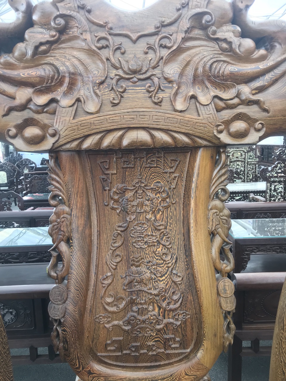 Bộ bàn ghế “tay 32” cực khủng giá hơn 3 tỷ đồng có gì đặc biệt? - 3 Bộ bàn ghế “tay 32” cực khủng giá hơn 3 tỷ đồng có gì đặc biệt? - 3
