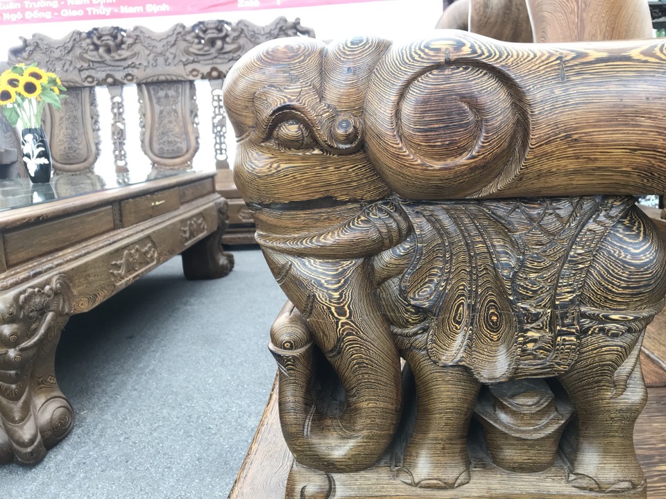 Bộ bàn ghế “tay 32” cực khủng giá hơn 3 tỷ đồng có gì đặc biệt? - 5
Hoạ tiết hình voi