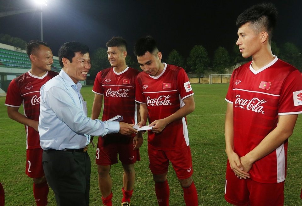 Đội tuyển Việt Nam sang Lào: Chờ sự “mát tay” của Bộ trưởng Nguyễn Ngọc Thiện - 1
Bộ trưởng Bộ Văn hóa, Thể thao và Du lịch Nguyễn Ngọc Thiện đã xuống tận sân tập động viên đội tuyển Việt Nam - Ảnh: Gia Hưng